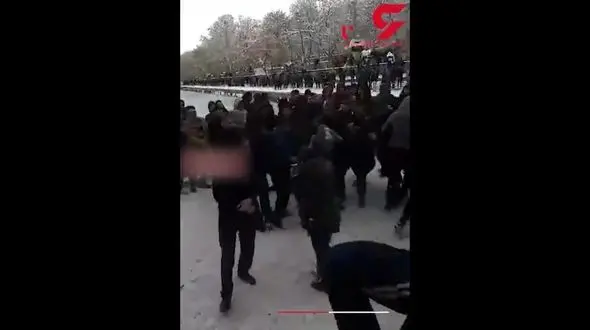 فیلم لحظه حمله ده ها پسر جوان با گلوله برفی به 2 دختر در پارک ائل گلی تبریز / 2 تن دستگیر شدند + تصویر