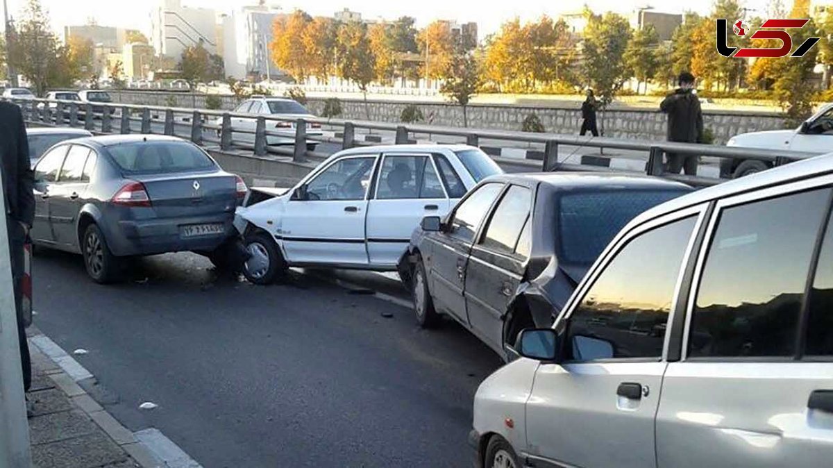 تصادف زنجیره ای 5 خودرو در اتوبان همت / خطر مرگ از بیخ گوش راننده ها گذشت