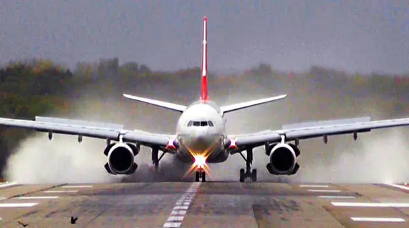 شاخ به شاخ 2 هواپیما در آسمان / همه در دریاچه افتادند / امریکا