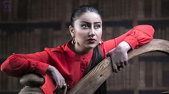 ادای احترام خانم خواننده  آذربایجانی به شهدا در تبریز + فیلم 