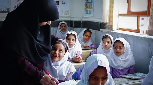 معلم ها تبریک های پر زرق و برق نمی خواهند،  فقط آنها را از زیر فشار معیشت خارج کنید