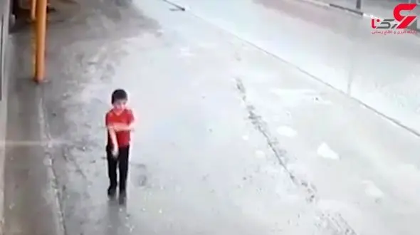 دویدن خطرناک پسربچه وسط خیابان / یک قدم تا مرگ! + فیلم