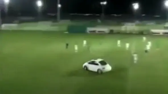 لحظه عجیب ورود ناگهانی خودرو به داخل زمین فوتبال! + فیلم