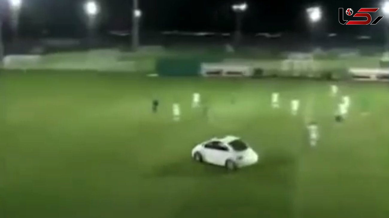 لحظه عجیب ورود ناگهانی خودرو به داخل زمین فوتبال! + فیلم