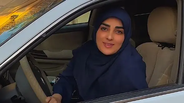 فیلم/ خوشحالی و لبخند از ته دلِ ستاره‌سادات قطبی هنگام رانندگی با ماشین دزدیده شده‌‌اش که پس از 1/5 سال پیدا شد/ ای جان چه ذوقی داره