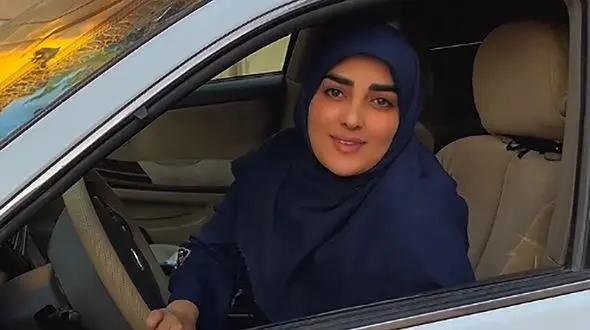 فیلم/ خوشحالی و لبخند از ته دلِ ستاره‌سادات قطبی هنگام رانندگی با ماشین دزدیده شده‌‌اش که پس از 1/5 سال پیدا شد/ ای جان چه ذوقی داره