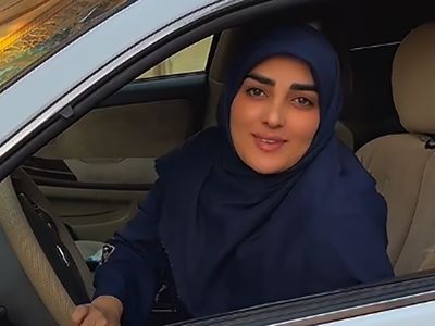 فیلم/ خوشحالی و لبخند از ته دلِ ستاره‌سادات قطبی هنگام رانندگی با ماشین دزدیده شده‌‌اش که پس از 1/5 سال پیدا شد/ ای جان چه ذوقی داره
