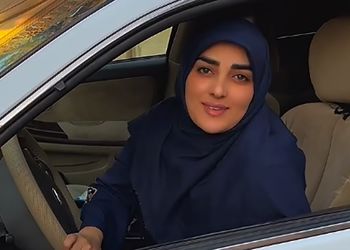 فیلم/ خوشحالی و لبخند از ته دلِ ستاره‌سادات قطبی هنگام رانندگی با ماشین دزدیده شده‌‌اش که پس از 1/5 سال پیدا شد/ ای جان چه ذوقی داره
