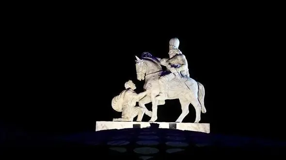 چهار واکنش جالب به مجسمه زانو زدن والرین در برابر شاپور ساسانی