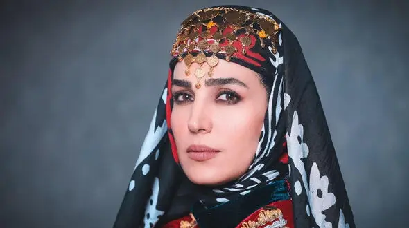 عکس/ نگاهی به منزل فوق لاکچری سوگل طهماسبی/ از فرش لاجوردی و لوستر های اعیانی تا تابلو های هنری و پرده‌ های چشم‌ نواز