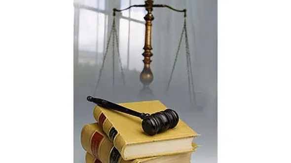 خودکشی قاتل همسر و دو دختر هنگام بازسازی صحنه قتل / این مرد اسید داخل بطری را خورد