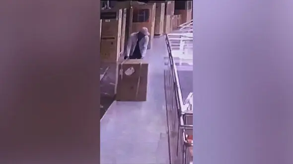 فیلم صحنه سرقت ماشین لباسشویی از یک پاساژ 