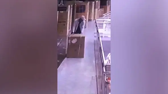 فیلم صحنه سرقت ماشین لباسشویی از یک پاساژ 