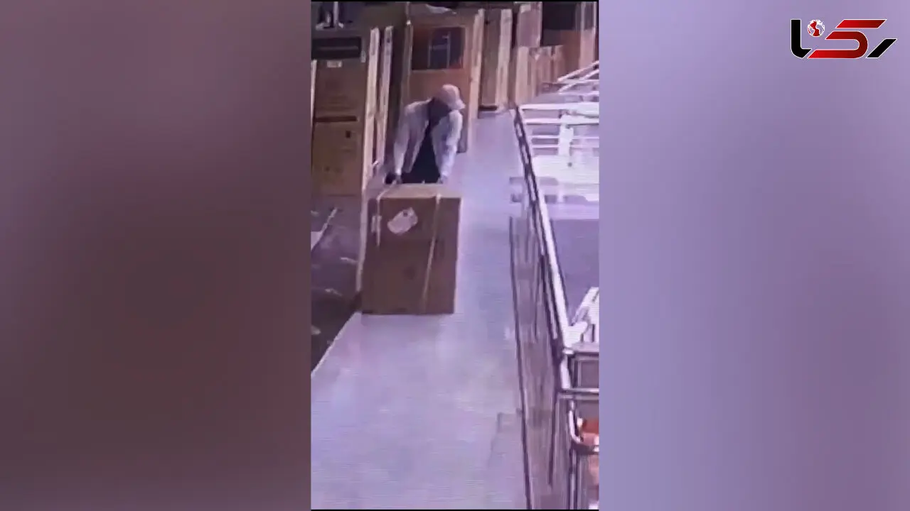 فیلم صحنه سرقت ماشین لباسشویی از یک پاساژ 