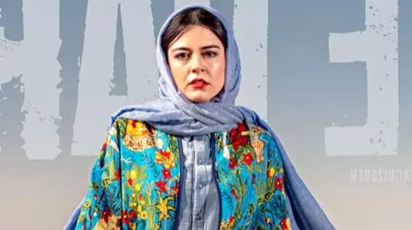 نگاهی به تیپ و استایل ماهور الوند (بازیگر سریال جان سخت) در جشن امضای کتاب خواهرش/ مانتو عبایی لنین با عینک فانتزی