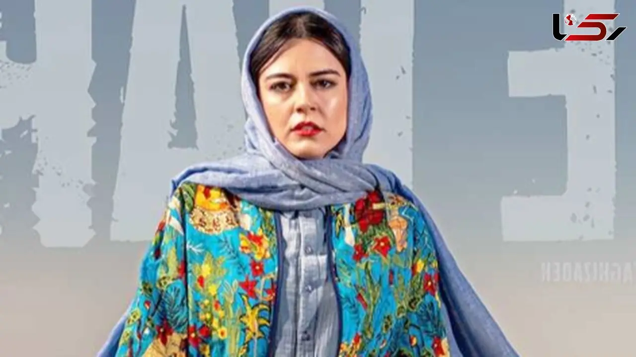 نگاهی به تیپ و استایل ماهور الوند (بازیگر سریال جان سخت) در جشن امضای کتاب خواهرش/ مانتو عبایی لنین با عینک فانتزی