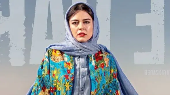 نگاهی به تیپ و استایل ماهور الوند (بازیگر سریال جان سخت) در جشن امضای کتاب خواهرش/ مانتو عبایی لنین با عینک فانتزی
