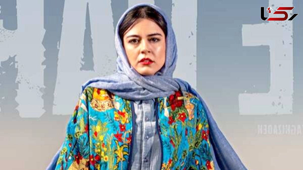 نگاهی به تیپ و استایل ماهور الوند (بازیگر سریال جان سخت) در جشن امضای کتاب خواهرش/ مانتو عبایی لنین با عینک فانتزی