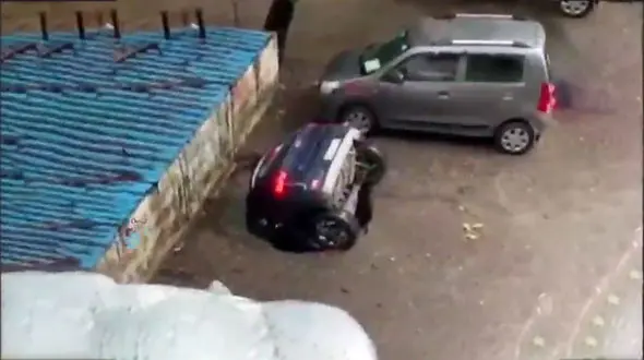 فیلم لحظه بلیده شدن ماشین توسط زمین