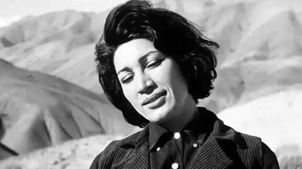 فیلم اشعار فاخر/ شعری جانگداز از فروغ فرخزاد با صدای خسته اش