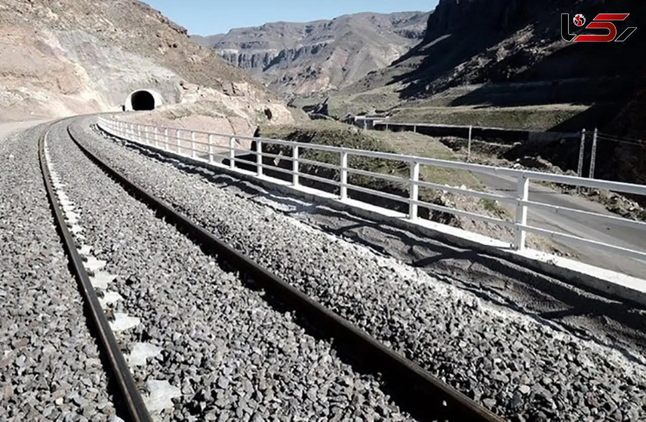 ببینید / آتش زدن خطوط راه آهن شیکاگو برای عبور ایمن قطارها