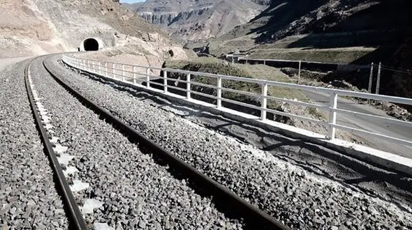 ببینید / آتش زدن خطوط راه آهن شیکاگو برای عبور ایمن قطارها