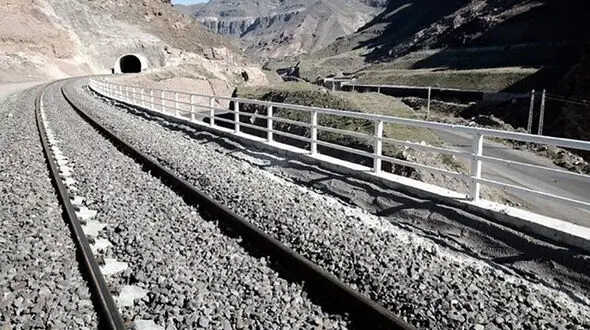 ببینید / آتش زدن خطوط راه آهن شیکاگو برای عبور ایمن قطارها