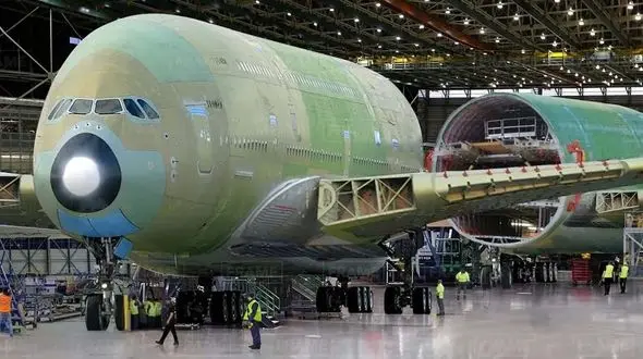 روند تولید بزرگترین هواپیمای مسافربری جهان + فیلم