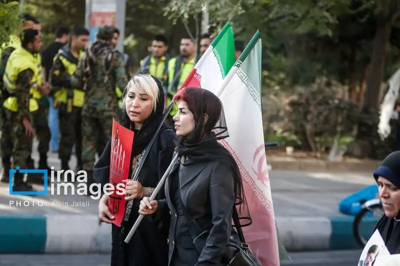 دختران جوان در مراسم بدرقه رهبر شهید