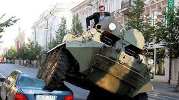  شهردار با تانک  ماشین متخلف را له کرد +عکس 