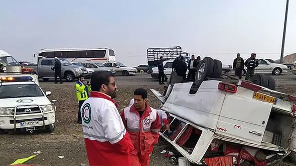 تصادف خونین اتوبوس با مینی بوس در اصفهان + عکس