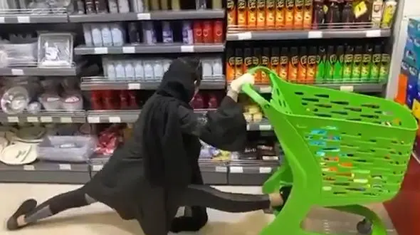 چالش "پا باز" زنان در  سوپر مارکت معروف بندرعباس / دادستان اعلام جرم کرد + فیلم