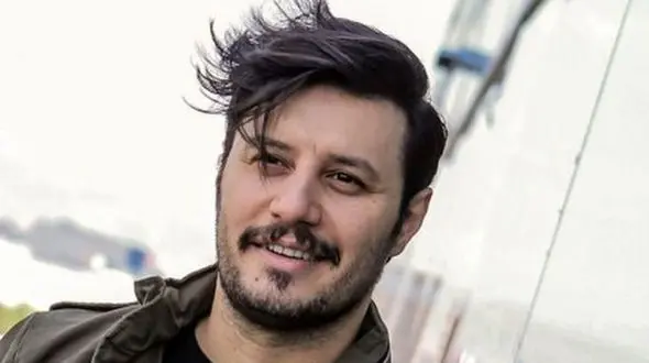 جواد عزتی با روسری در ماشین سوپراستار سینمای ایران + فیلم 