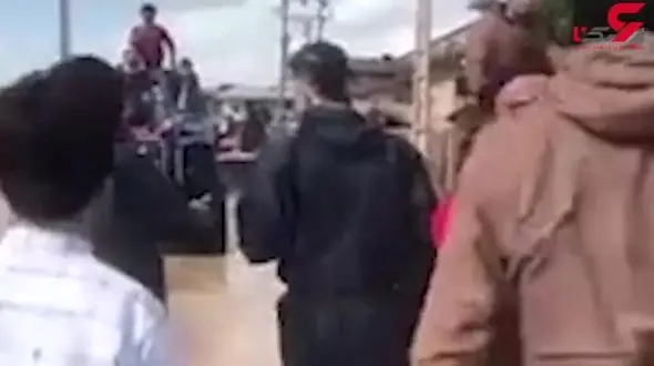 سردار آزمون برای کمک رسانی به روستای سیل زده آق قلای گلستان رفت + فیلم لحظه امداد رسانی او