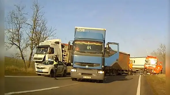 فیلم لحظه تصادف 4 کامیون غول پیکر در وسط جاده