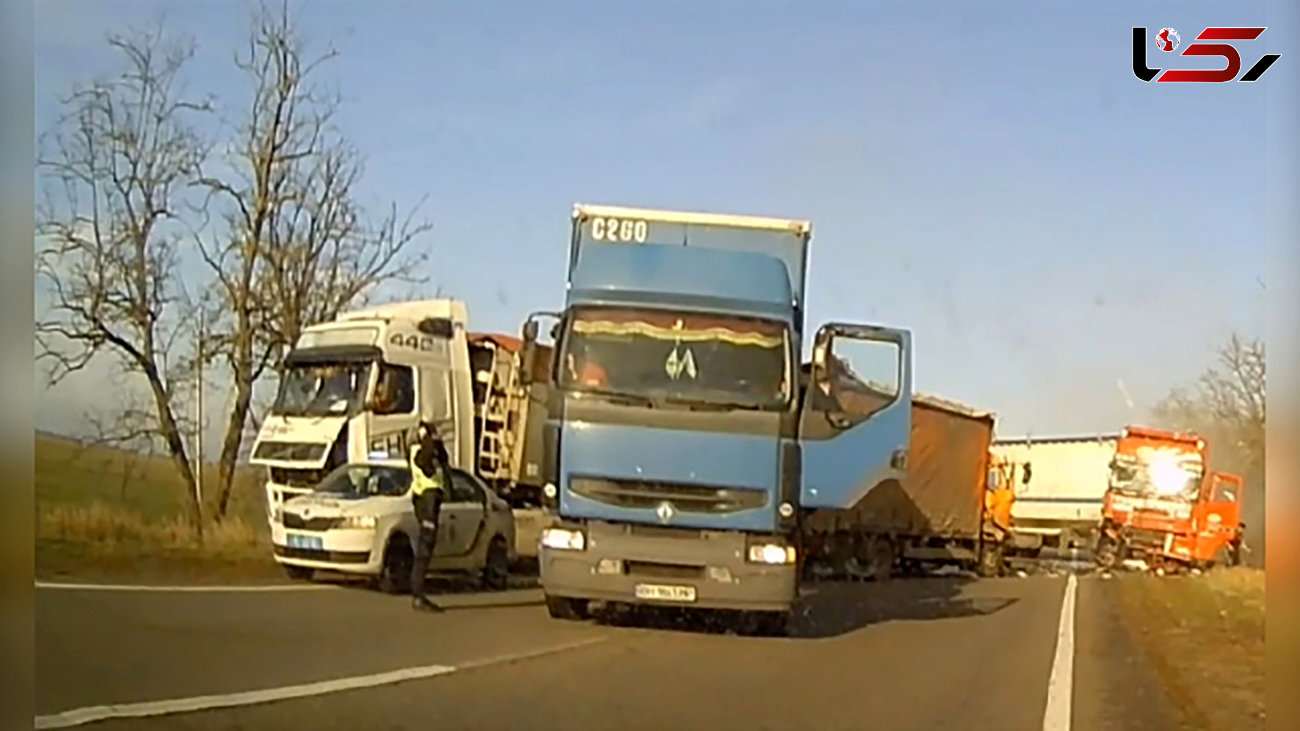 فیلم لحظه تصادف 4 کامیون غول پیکر در وسط جاده