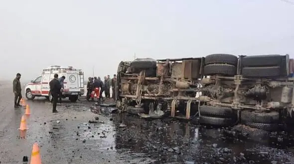 واژگونی مرگبار تریلی در جاده آرادان