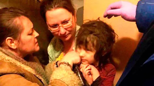 کشف دختری بدون لباس از آپارتمانی پر از زباله / همه بدنش پر از سوسک بود+عکس خارجی