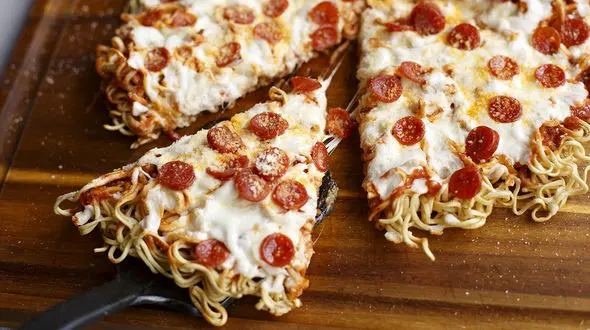 پیتزا با نودل چطوری درست میشه؟ 