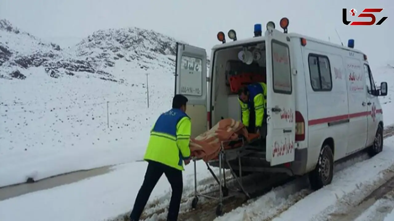 نجات معجزه‌آسای مادر باردار گیر افتاده در برف و کولاک توسط راهداران خدابنده