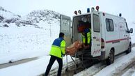 نجات معجزه‌آسای مادر باردار گیر افتاده در برف و کولاک توسط راهداران خدابنده