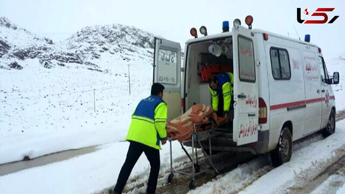 نجات معجزه‌آسای مادر باردار گیر افتاده در برف و کولاک توسط راهداران خدابنده