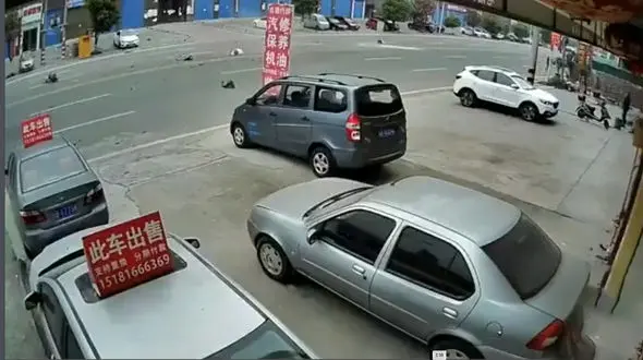 ببینید /  فاجعه رانندگی به خاطر بی‌احتیاطی یک موتورسوار + فیلم