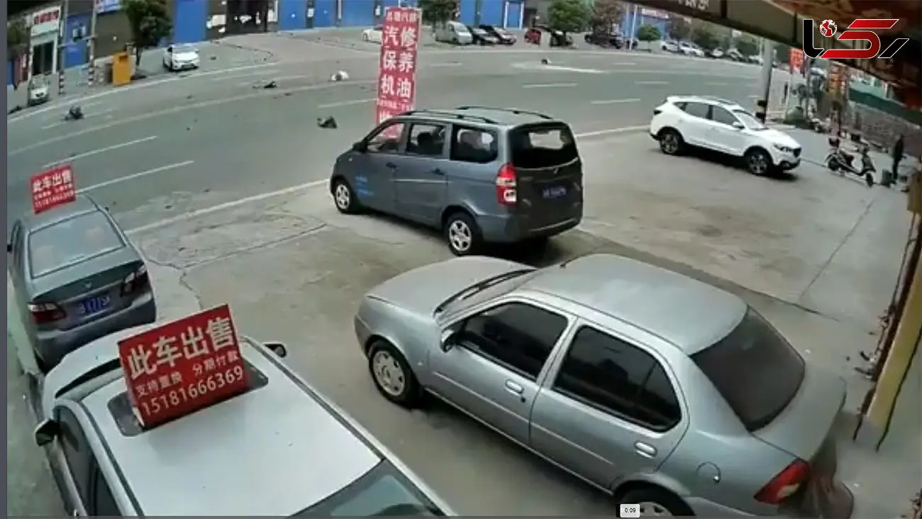 ببینید /  فاجعه رانندگی به خاطر بی‌احتیاطی یک موتورسوار + فیلم