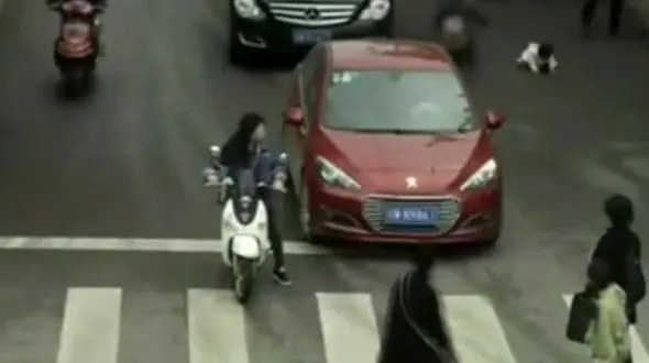  2 ماشین شاسی بلند از روی دختر بچه رد شدند  +فیلم