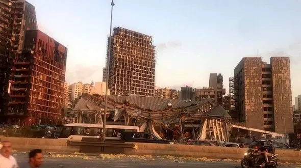 لحظه گریه کردن فرماندار بیروت در انفجار مرگبار  بیروت+ فیلم