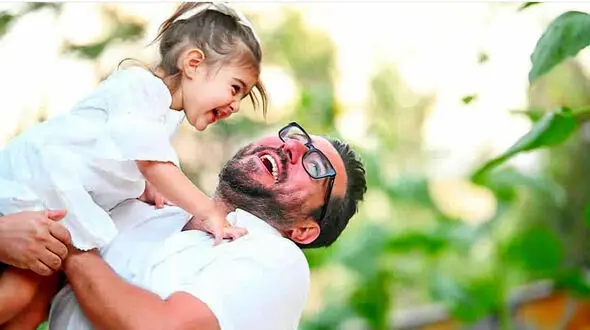 عکسی از محسن کیایی در کنار همسر و دخترش رز