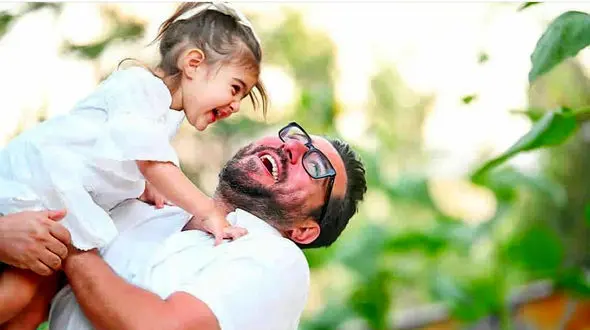 عکسی از محسن کیایی در کنار همسر و دخترش رز