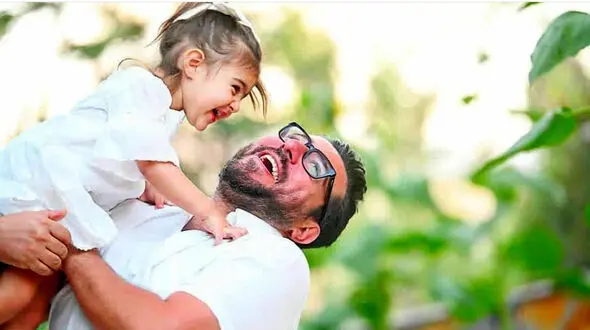 عکسی از محسن کیایی در کنار همسر و دخترش رز