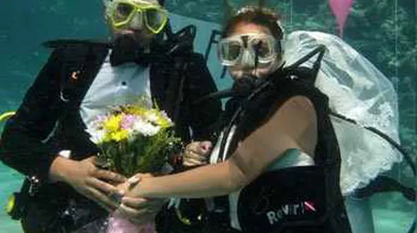 جشن عروسی زوج خبرنگار زیر دریا + عکس